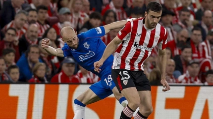 Íñigo Lekue disputa el balón ante un jugador del Rangers