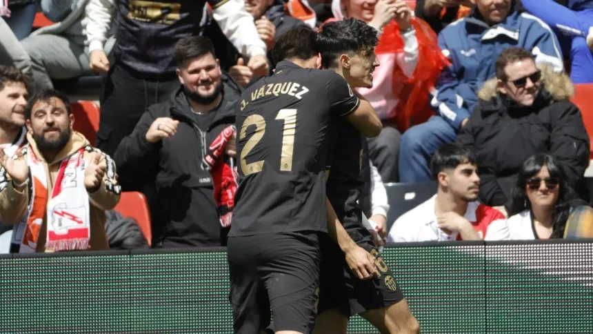 Jesús Vázquez y Diego López celebran el gol de Sadiq en el Rayo - Valencia