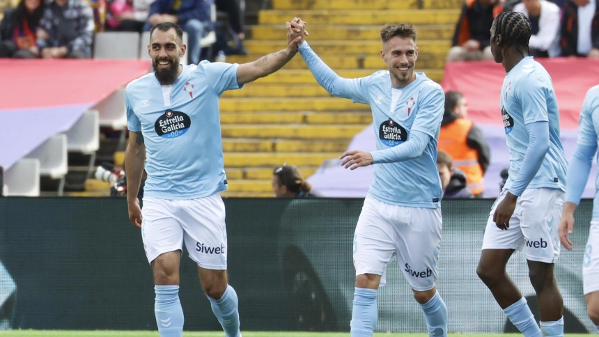 Borja Iglesias celebra uno de sus goles durante el Barcelona-Celta
