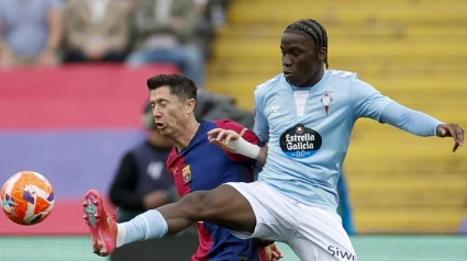Ilaix Moriba pelea un balón con Lewandowski en el Barcelona - Celta