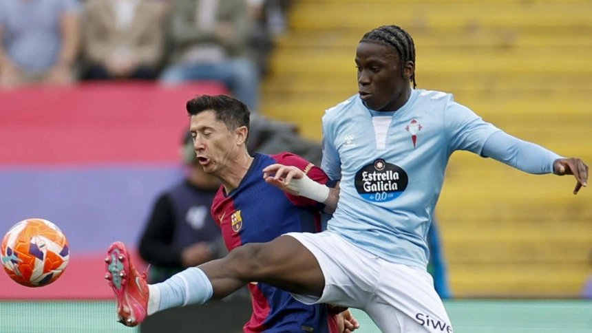 Ilaix Moriba pelea un balón con Lewandowski en el Barcelona - Celta