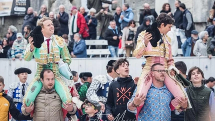 Clemente y Castella, en su salida a hombros este sábado en Arles