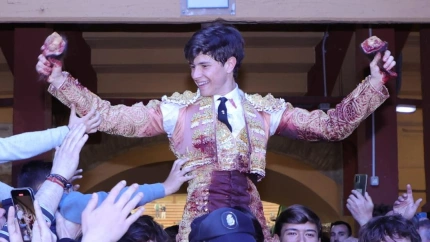 Aarón Palacio, en su salida a hombros este sábado en Zaragoza