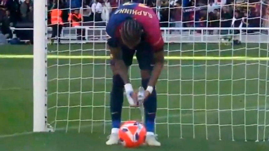 Raphinha mojando el balón antes de tirar el penalti