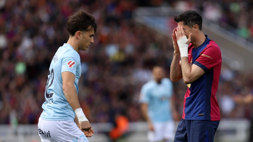 Robert Lewandowski no pudo acabar el partido ante el Celta por lesión.