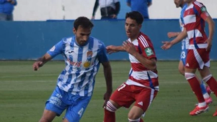 Imagen del partido entre el Águilas FC y el Recreativo Granada jugado en el Centenario El Rubial