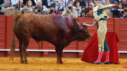 Daniel Luque, durante la faena al tercer toro de Cuvillo este domingo en Sevilla