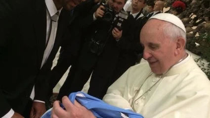 Momento en el que Tissone le hace entrega al Papa Francisco de la camiseta del Málaga.