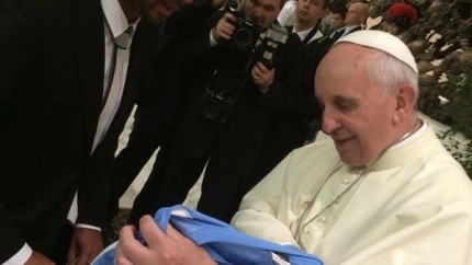 Momento en el que Tissone le hace entrega al Papa Francisco de la camiseta del Málaga.