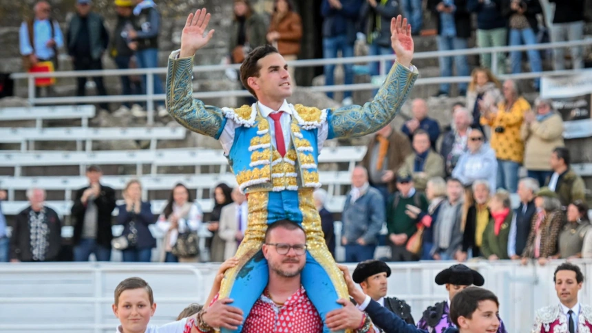 Fernando Adrián en su salida a hombros este lunes en Arles