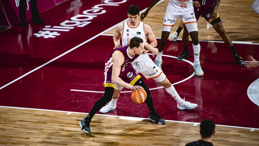 Pradilla se aplica en defensa ante Bozic, del Hiopos Lleida