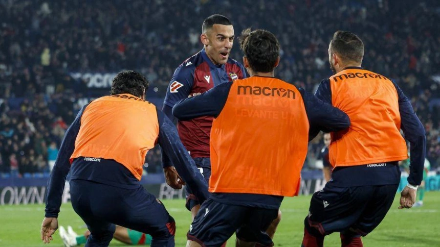 Algobia celebra un gol con el Levante UD