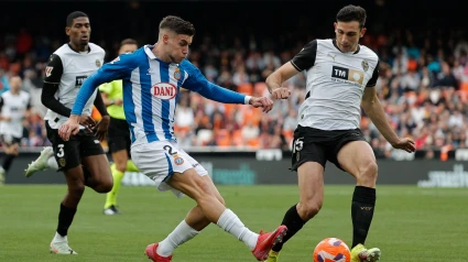 Tárrega disputa un balón ante Roberto Fernández, en el Valencia - Espayol