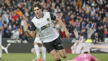 Javi Guerra celebra su gol, en el Valencia - Espanyol