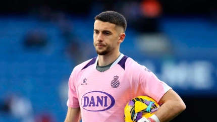 Joan García realiza ejercicios de calentamiento en el RCDE Stadium antes de jugar un partido con el Espanyol