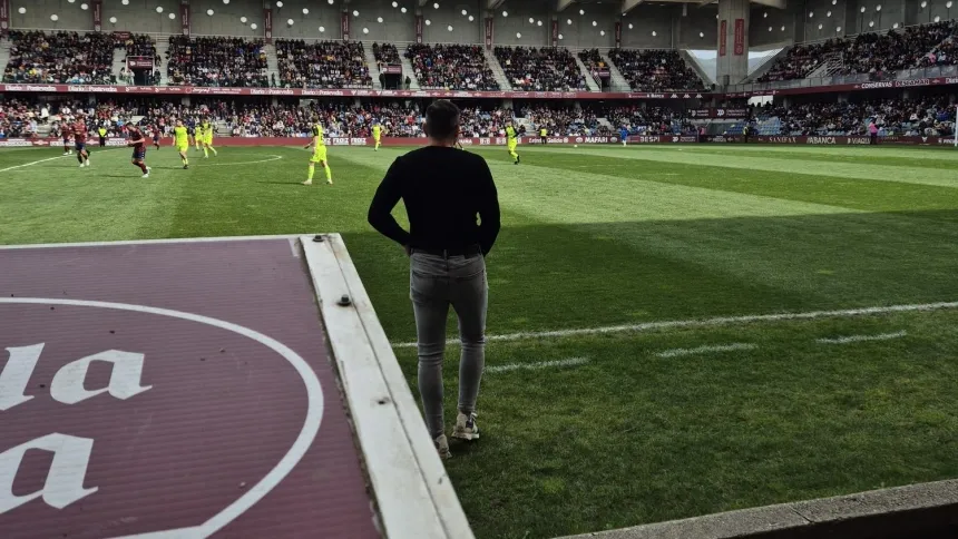 Yago Iglesias en el banquillo de Pasarón en el partido del ascenso