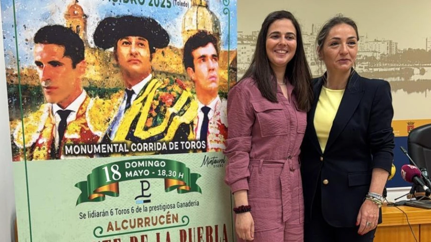 Maipi Guerrero y Rocío López, junto al cartel anunciador de Talavera de la Reina