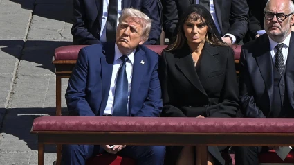 Trump junto a su mujer en el funeral del Papa