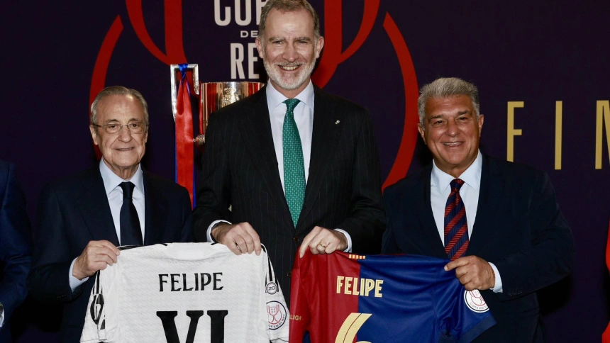 Joan Laporta y Florentino Pérez, junto con Felipe VI en la final de la Copa del Rey