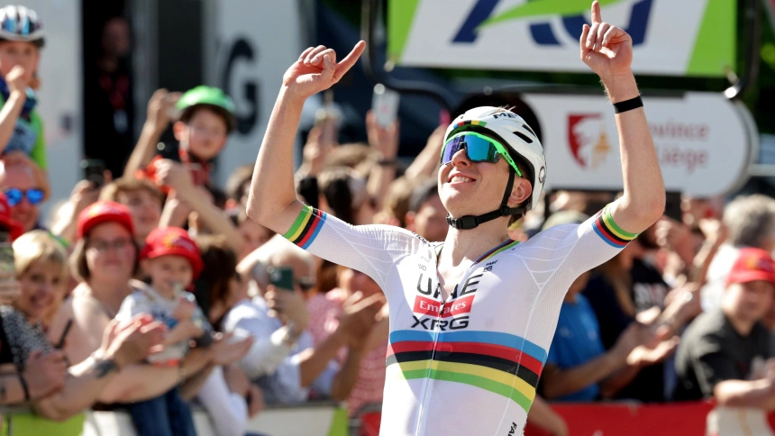 Tadej Pogacar celebra en la meta de Lieja su victoria en el cuarto Monumento de la temporada.