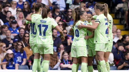 Las jugadoras del Barcelona celebran el tanto de Aitana Bonmatí ante el Chelsea.