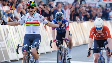 Kimberley Le Court levanta los brazos tras imponerse en el esprint a sus rivales