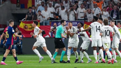 Los jugadores del Real Madrid protestan a De Burgos Bengoechea durante la final de la Copa del Rey ante el Barça