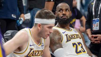 LeBron James, en el banquillo durante el encuentro ante Minnesota