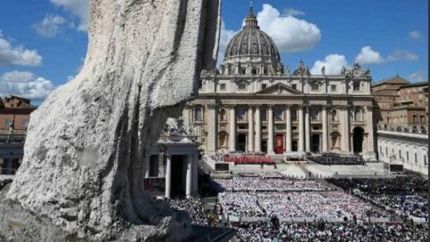 Vista de la Plaza de San Pedro desde la zona de las estatuas que coronan la columnata