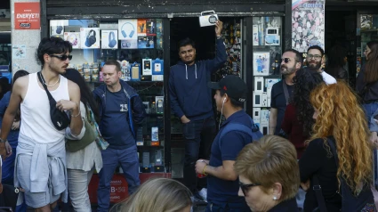 Gente escuchando la radio tras el gran apagón