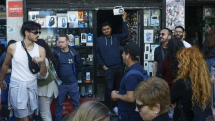 Gente escuchando la radio tras el gran apagón