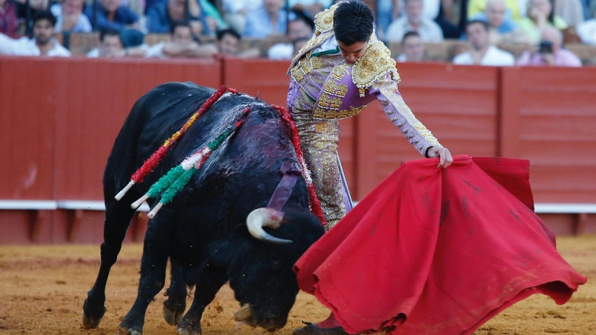 Sevilla, lunes 28 de abril de 2025. Marco Pérez corta una oreja