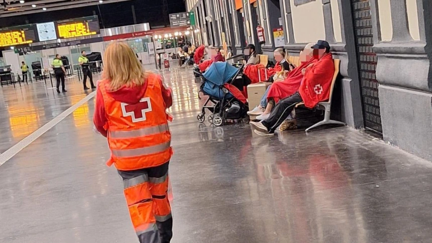 Miembros de Cruz Roja de Alicante asisten a las personas que se quedaron a dormir en la terminal de Alicante.