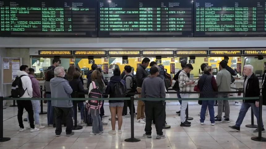 Los servicios de AVE y Larga Distancia de Renfe, así como el servicio de Rodalies, que sufrió algunas complicaciones a primera hora, han recuperado este miércoles la normalidad en la Estación de Sants de Barcelona tras los retrasos y numerosas cancelaciones vividas ayer, derivadas del apagón generalizado que vivió España el lunes