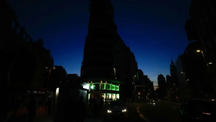 Fotografía de la Gran Vía sin luz este lunes durante el apagón masivo del sistema eléctrico en Madrid