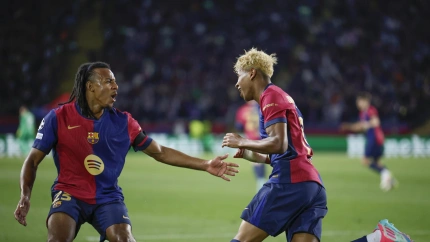 Lamine Yamal celebra el gol en el Barcelona - Inter de Milan