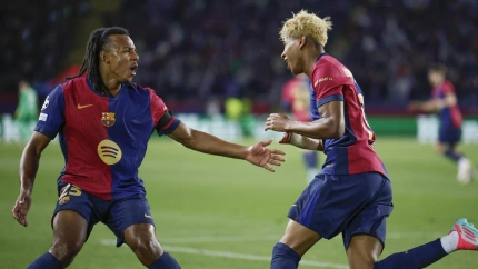 Lamine Yamal celebra el gol en el Barcelona - Inter de Milan