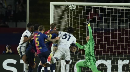 Dumfries marca el 2-3 del Inter contra el Barcelona.