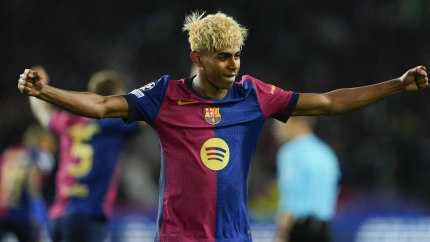 Lamine Yamal celebra el tercer gol del Barcelona contra el Inter que marcó Raphinha