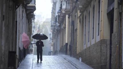 Transeúntes bajo sus paraguas durante la intensa lluvia
