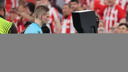 El colegiado noruego, Espen Eskas, observa el monitor del VAR antes de pitar penalti a favor del Manchester United.