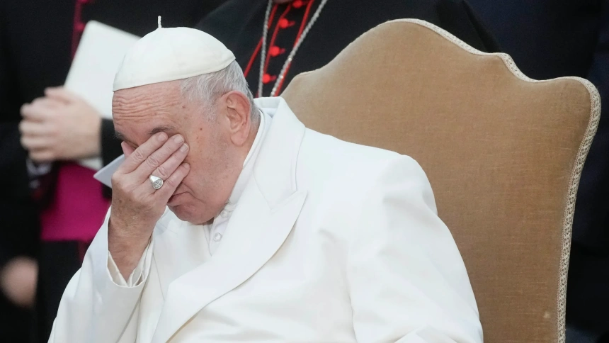 El papa Francisco reza frente a la estatua de la Virgen María, con motivo de la fiesta de la Inmaculada Concepción en Roma, el jueves 8 de diciembre de 202