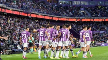 Los jugadores del Real Valladolid celebran el gol de Iván Sánchez contra el Barcelona
