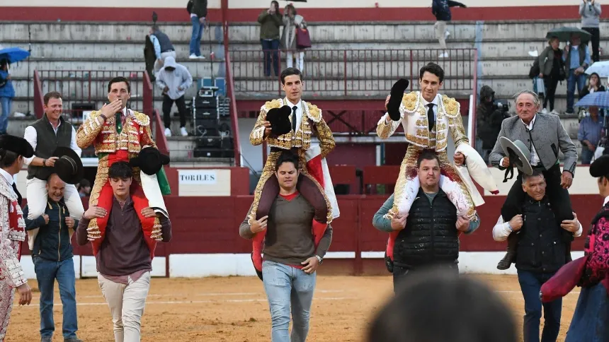 Montero, Crespo y Molina, a hombros junto a los mayorales de Manuel Sanz y Baltasar Ibán