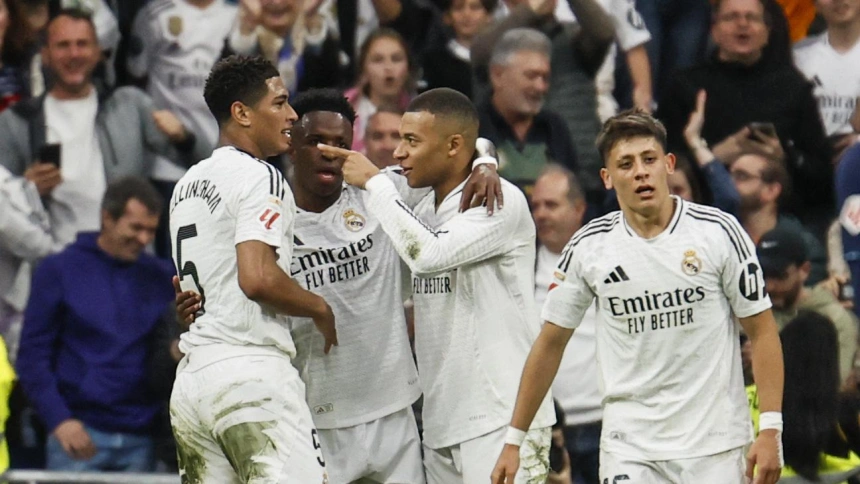 Mbappé celebra el gol con sus compañeros, en el Real Madrid - Celta