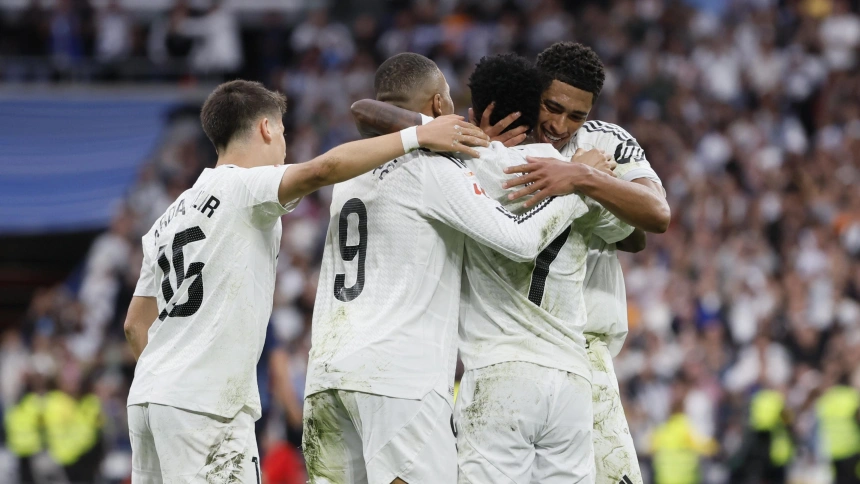 Mbappé celebra el gol con sus compañeros, en el Real Madrid - Celta