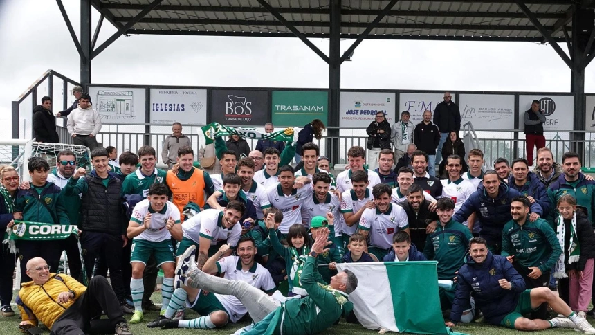 El Coruxo celebra la permanencia con los aficionados desplazados a Guijuelo