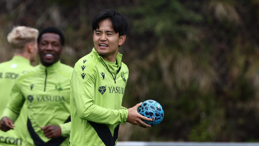 Kubo sujeta una bola durante un entrenamiento en Zubieta