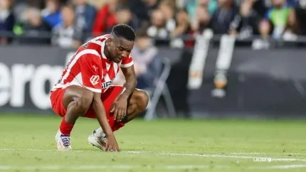 Otero se lamenta sobre el césped de Castalia.