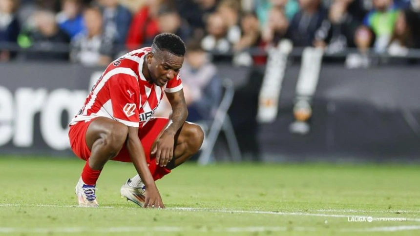 Otero se lamenta sobre el césped de Castalia.